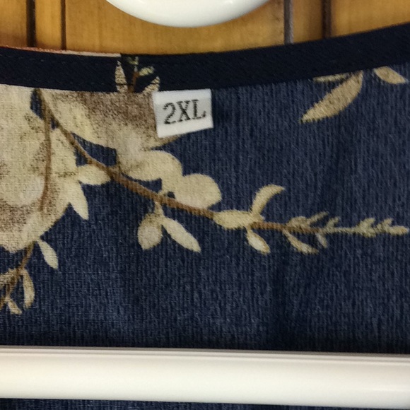 FINAL SALE PRICE Like-New Zipper Accent Peplum Floral Tunic - Picture 3 of 4